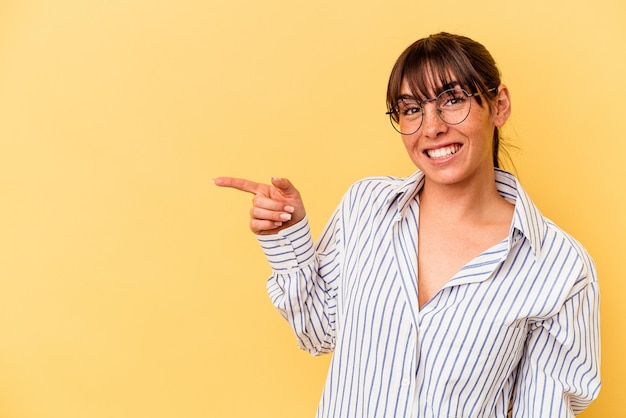 Sonriendo alegremente apuntando con el dedo índice lejos