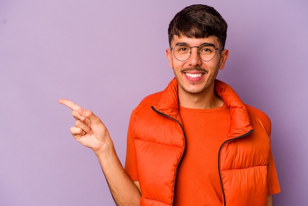 Sonriendo alegremente apuntando con el dedo índice lejos