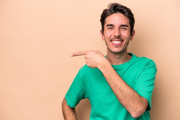 Sonriendo alegremente apuntando con el dedo índice lejos