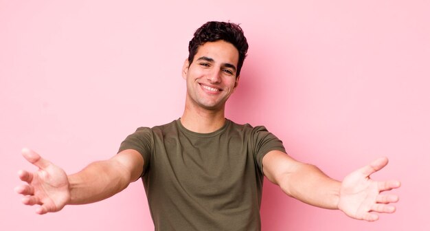 Sonriendo alegremente dando un cálido abrazo cariñoso de bienvenida sintiéndose feliz y adorable