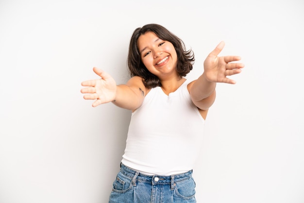 Foto sonriendo alegremente dando un cálido abrazo cariñoso de bienvenida sintiéndose feliz y adorable