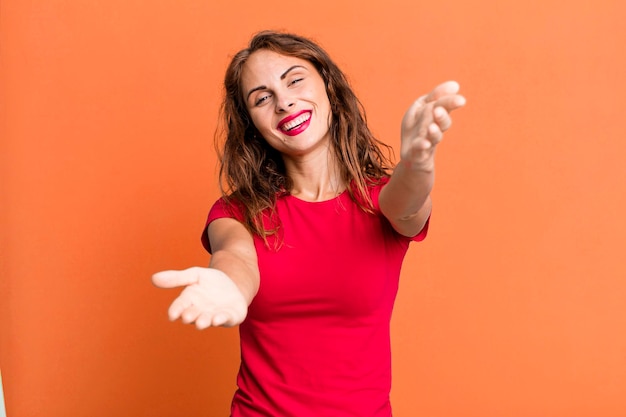 Sonriendo alegremente dando un cálido abrazo cariñoso de bienvenida sintiéndose feliz y adorable