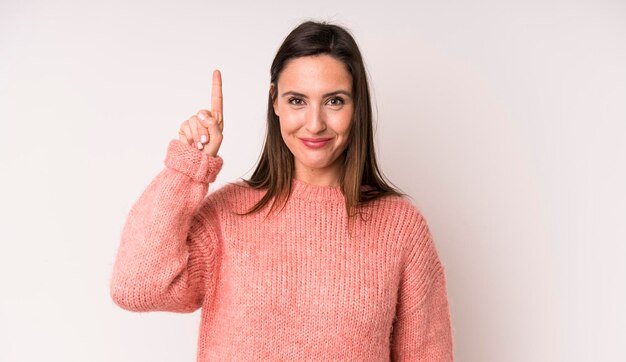 Foto sonriendo alegremente y felizmente apuntando hacia arriba con una mano para copiar espacio