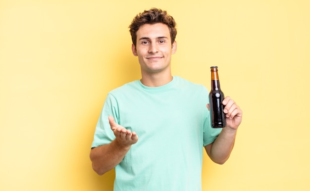 Sonriendo alegremente con una mirada amable, segura y positiva, ofreciendo y mostrando un objeto o concepto. concepto de botella de cerveza