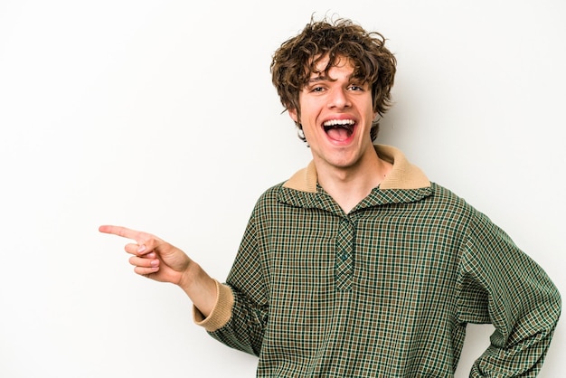 Sonriendo alegremente señalando con el dedo índice