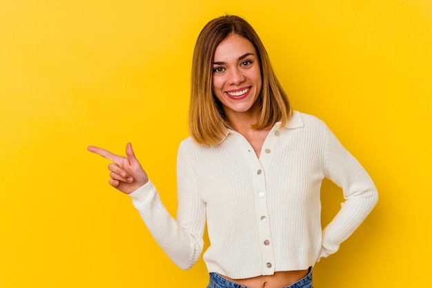 Sonriendo alegremente señalando con el dedo índice