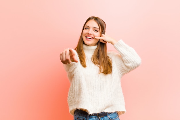 sonriendo alegremente y señalando mientras haces una llamada, luego haces un gesto, hablas por teléfono