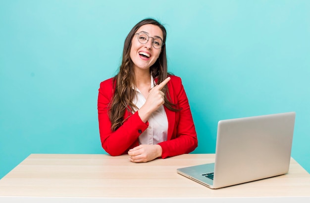 Sonriendo alegremente sintiéndose feliz y apuntando hacia un lado