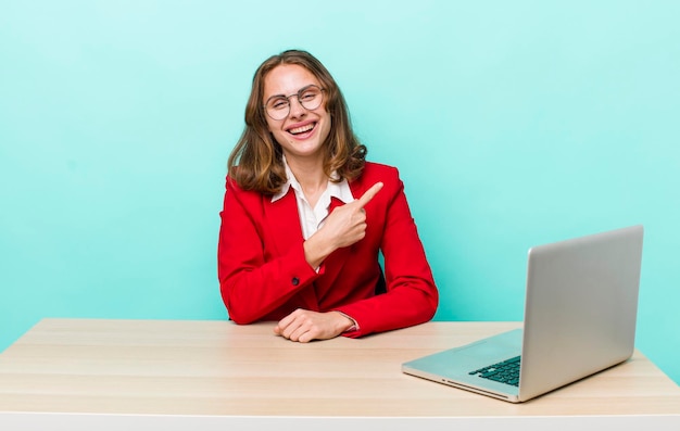 Sonriendo alegremente sintiéndose feliz y apuntando hacia un lado