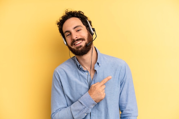 Sonriendo alegremente sintiéndose feliz y apuntando hacia un lado