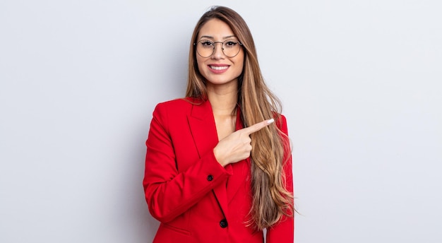 Sonriendo alegremente sintiéndose feliz y apuntando hacia un lado