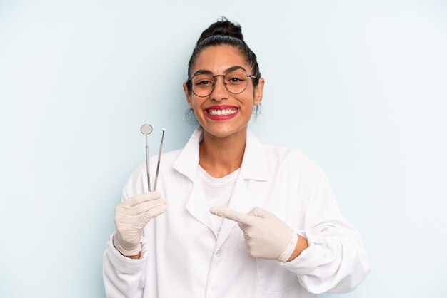 Sonriendo alegremente sintiéndose feliz y apuntando hacia un lado