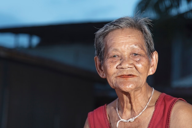 Sonriendo ancianos en Tailandia