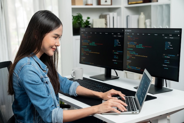 Sonriendo asiático escribiendo desarrollo de software en línea en el ordenador portátil estratagema