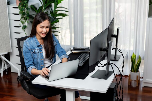 Sonriendo asiático TI mecanografía desarrollo de software en línea en portátil Stratagem