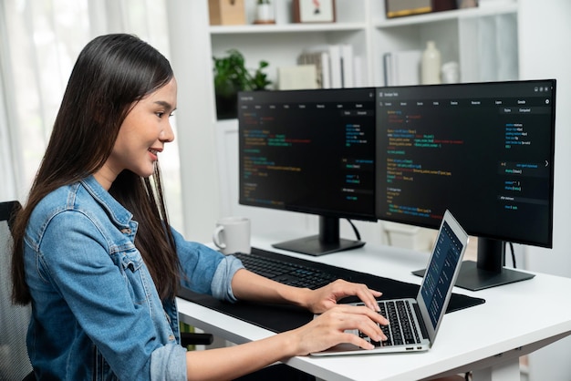 Sonriendo asiático TI mecanografía desarrollo de software en línea en portátil Stratagem