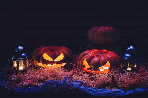 Sonriendo calabazas en pajitas