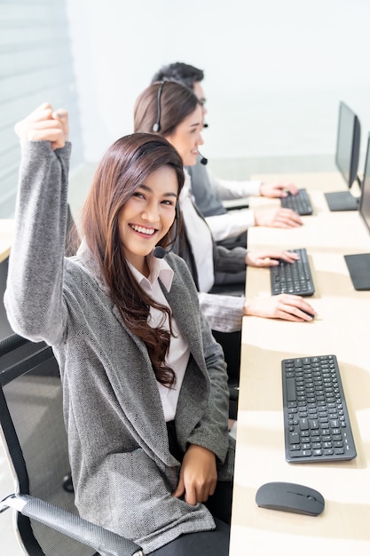 Sonriendo call center trabajando