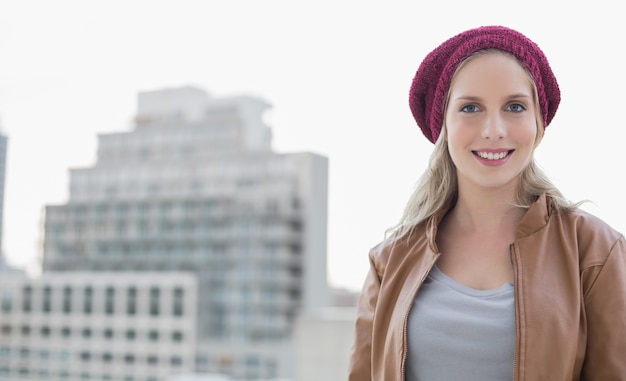 Sonriendo casual rubia posando al aire libre