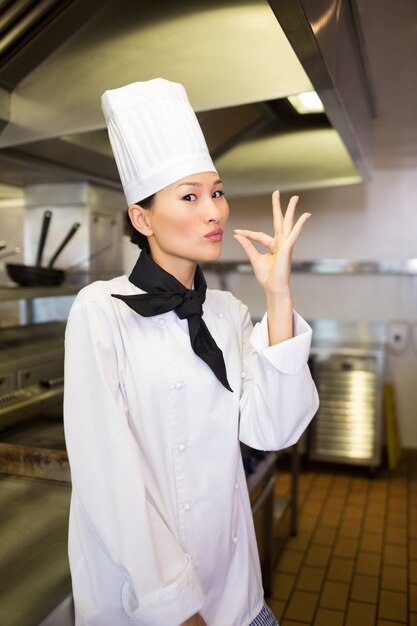 Sonriendo cocinera en la cocina