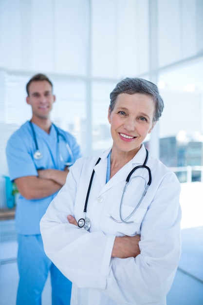 Sonriendo colegas médicos mirando la cámara