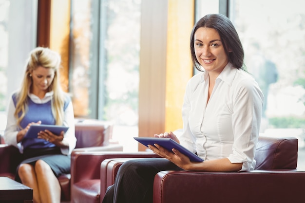 Sonriendo colegas de negocios con tableta digital