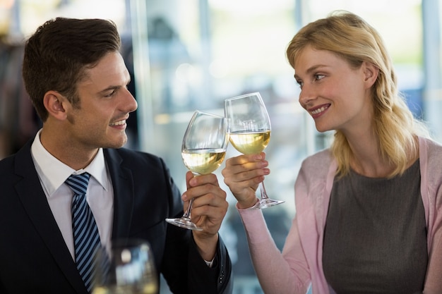 Sonriendo colegas de negocios tostado vaso de cerveza