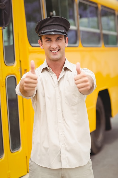 Sonriendo conductor de autobús mirando la cámara