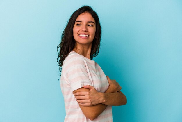 Sonriendo confiado con los brazos cruzados