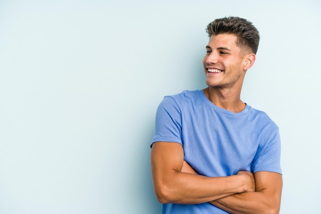 Sonriendo confiado con los brazos cruzados