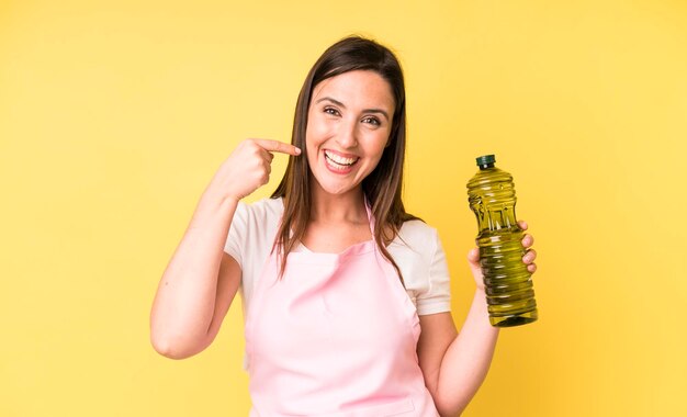 sonriendo con confianza señalando su propia sonrisa amplia