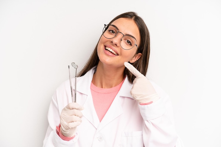 Foto sonriendo con confianza señalando su propia sonrisa amplia