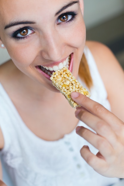 Foto sonriendo deliciosa linda de maíz ruptura