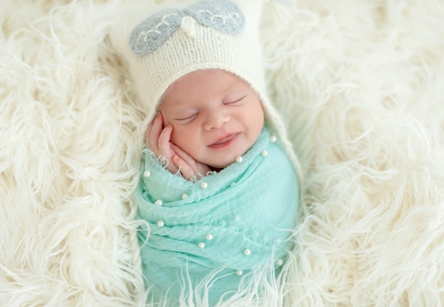 Sonriendo durmiendo niño recién nacido