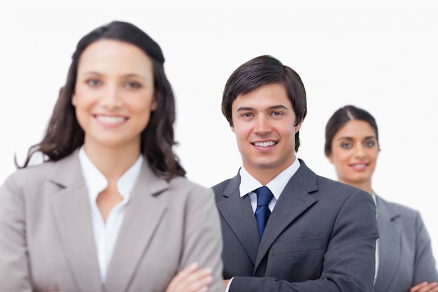 Sonriendo empresarios jóvenes con los brazos cruzados