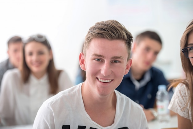 Sonriendo estudiante adolescente