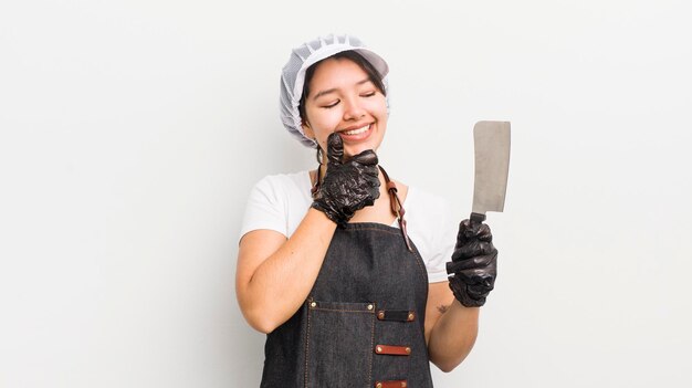 Sonriendo con una expresión de confianza feliz con la mano en la barbilla