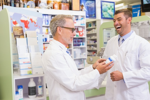 Sonriendo farmacéuticos con medicamentos