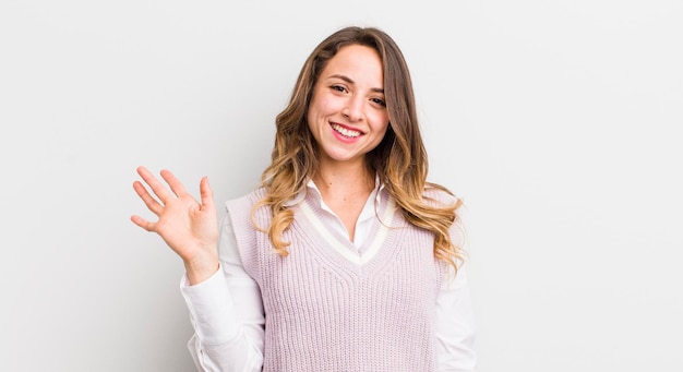 sonriendo feliz y alegremente agitando la mano dándote la bienvenida y saludándote o despidiéndote