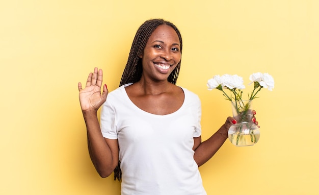 Sonriendo feliz y alegremente, saludando con la mano, dándote la bienvenida y saludándote, o despidiéndote. concepto de flores decorativas