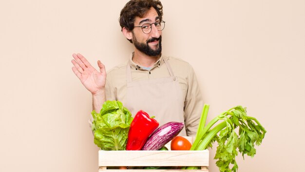 sonriendo feliz y alegremente, saludando con la mano, dándote la bienvenida y saludándote, o diciéndote adiós