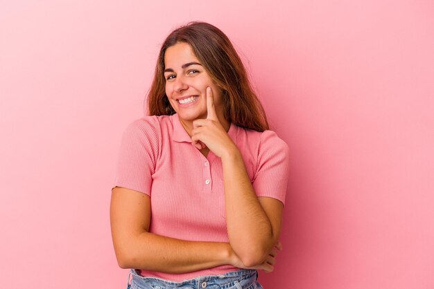 Sonriendo feliz y confiado tocando la barbilla con la mano