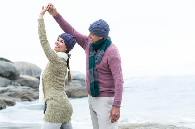 Sonriendo feliz pareja abrazándose unos a otros