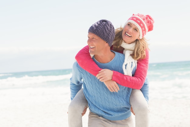 Sonriendo feliz pareja abrazándose unos a otros