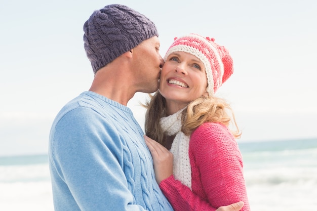 Sonriendo feliz pareja abrazándose unos a otros