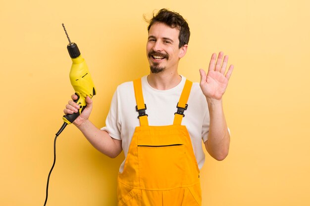 Sonriendo felizmente agitando la mano dándole la bienvenida y saludando a su manitas con el concepto de taladro