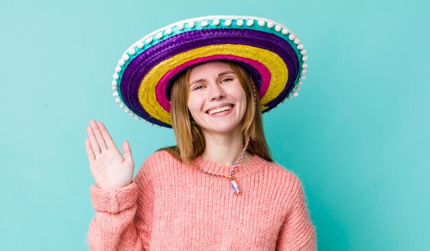 Sonriendo felizmente agitando la mano dándote la bienvenida y saludándote