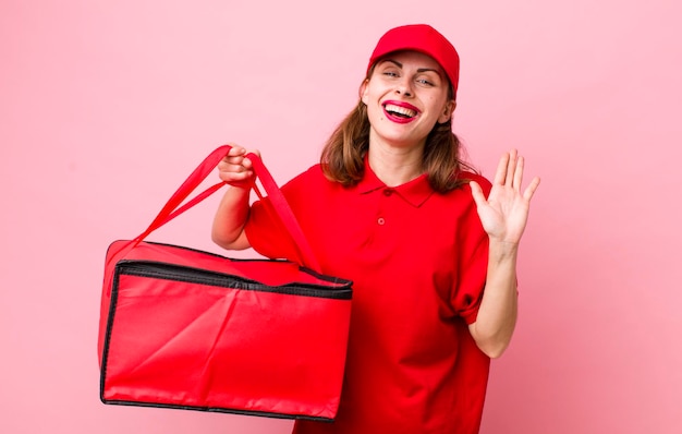 Sonriendo felizmente agitando la mano dándote la bienvenida y saludándote