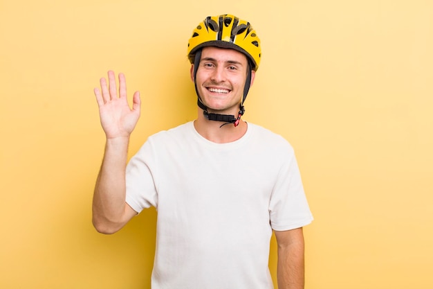 Sonriendo felizmente agitando la mano dándote la bienvenida y saludándote