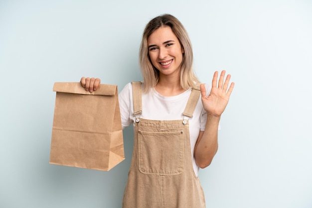 Sonriendo felizmente agitando la mano dándote la bienvenida y saludándote